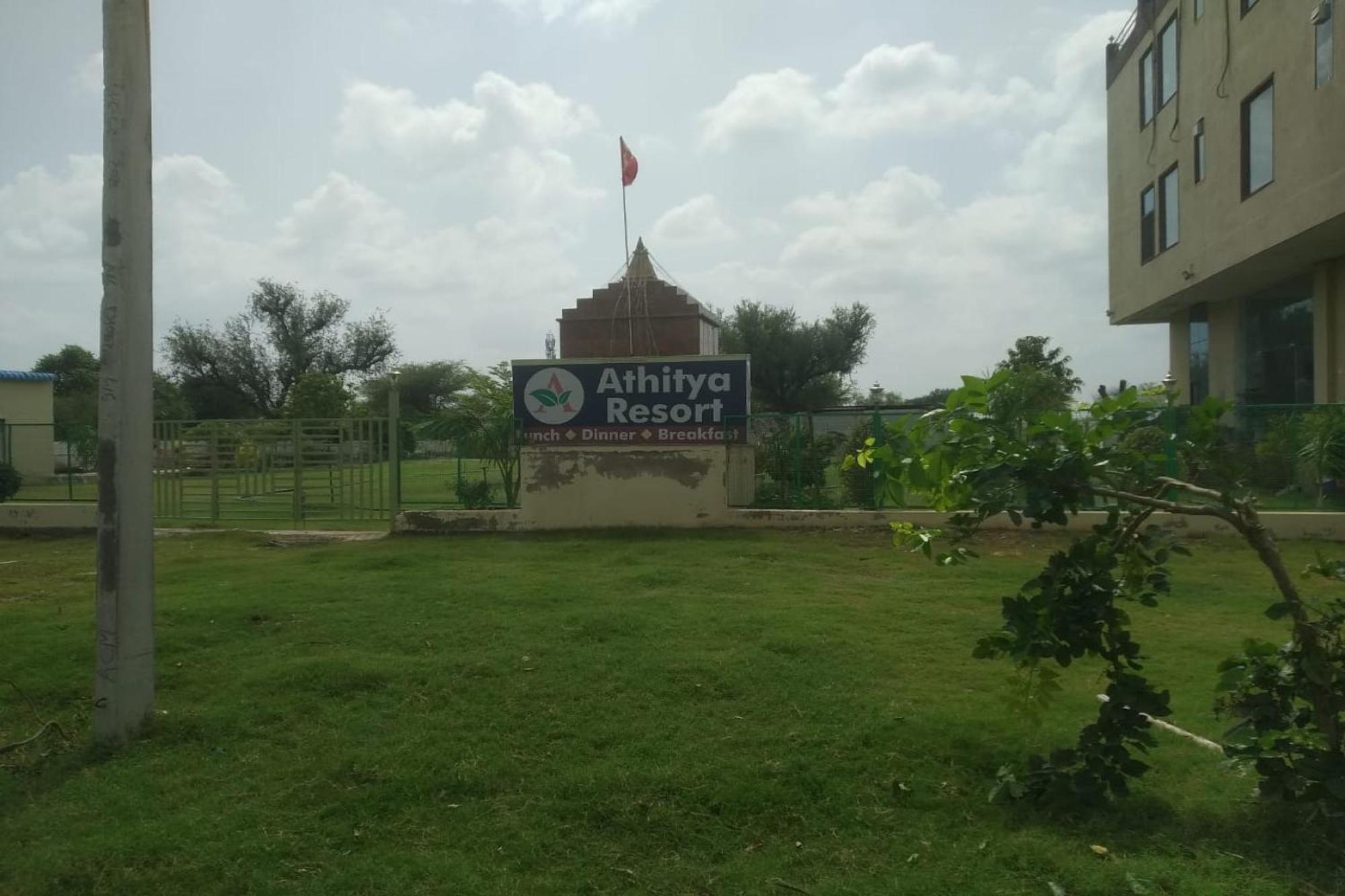Hotel O Athitya Resort Sikar Kültér fotó